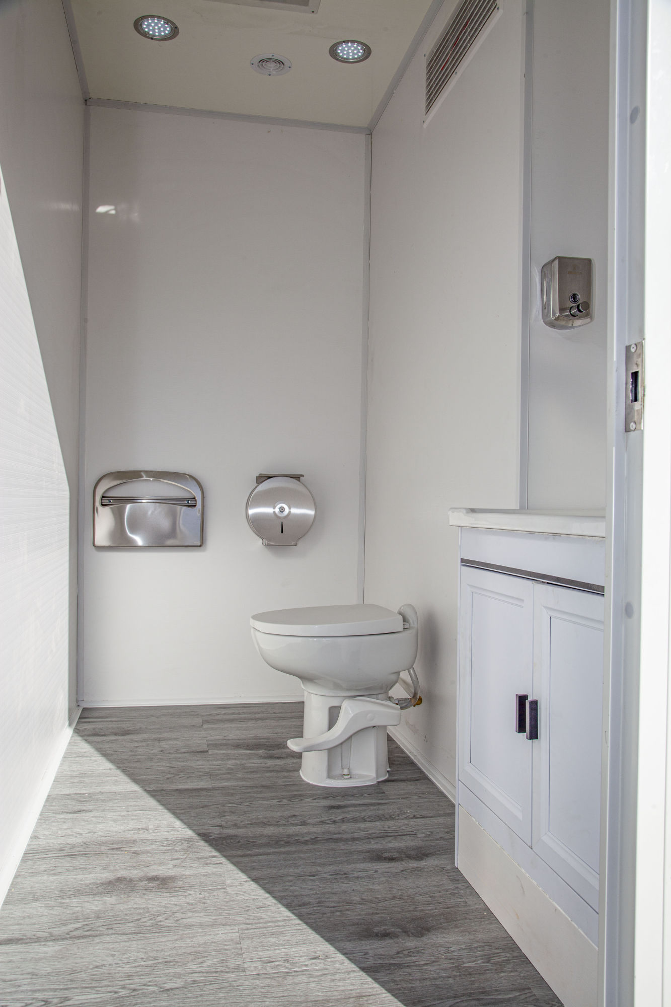 2 Station Restroom Trailers - Image 3