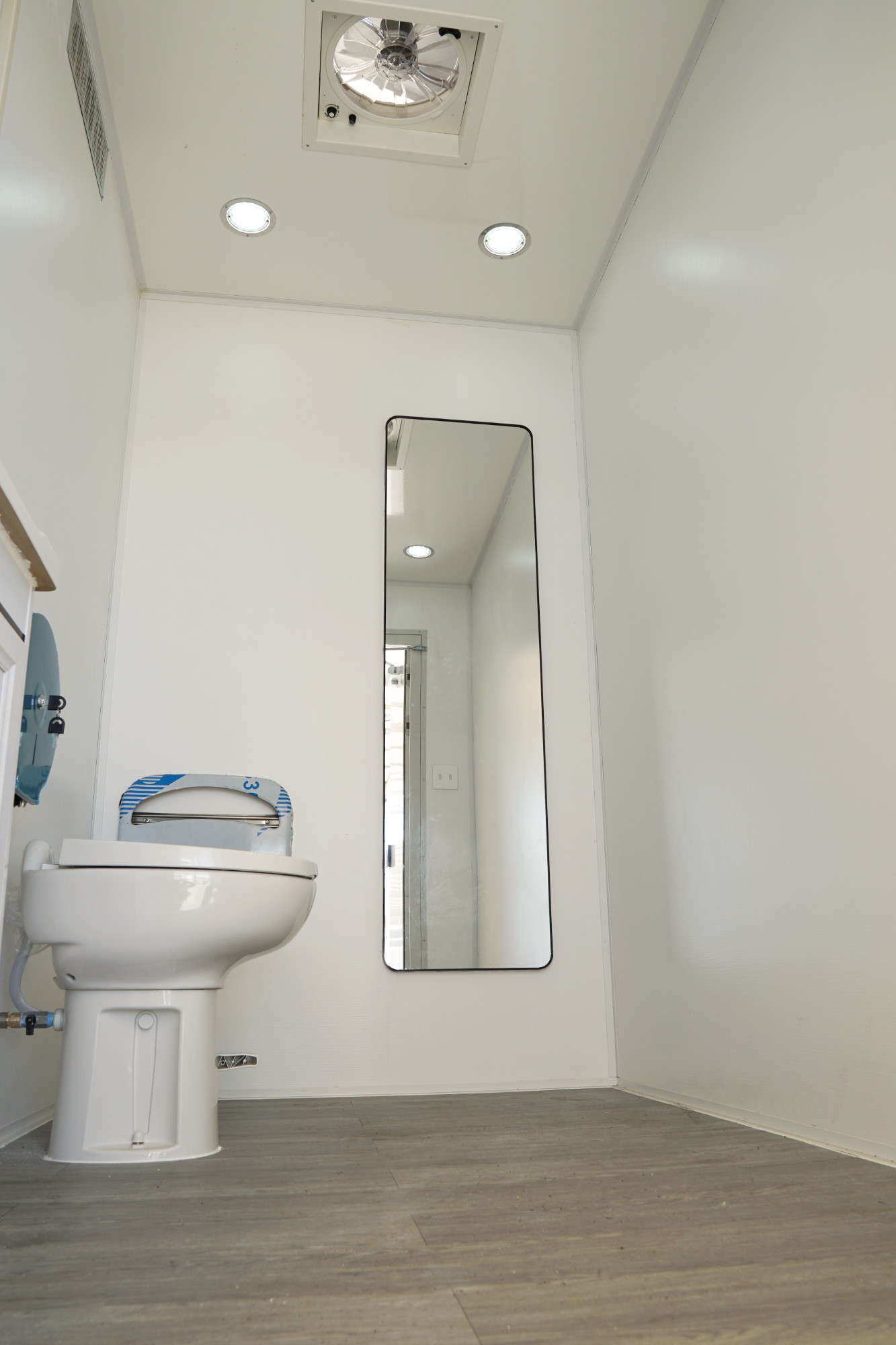 2 Station Restroom Trailers - Image 2